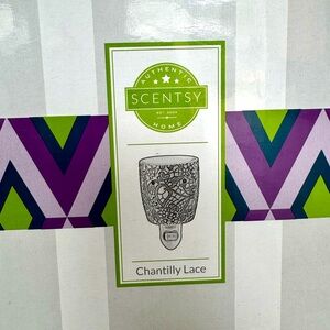 Scentsy Chantilly Lace mini plugin warmer